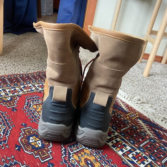 Like New - Clark’s Arctic Venture Winter Boots in Camel - Picture 7 of 9